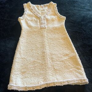 LIMITED WHITE DRESS WITH GOLDEN ASCENT.